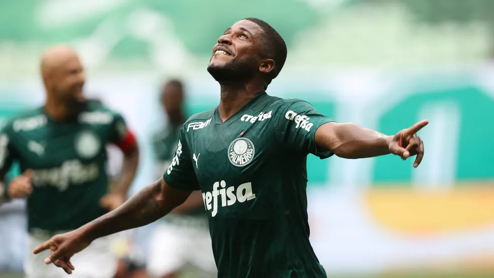 Emerson teve passagem pelo Palmeiras, onde marcou seu último gol.