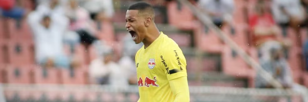 imagem da materia: Goleiro Lucão, destaque contra Athletico-PR celebra vitória