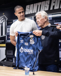 Lalá, ex-goleiro do Santos, entregou a camisa a Renan na apresentação / Foto: Raul Baretta/Santos FC