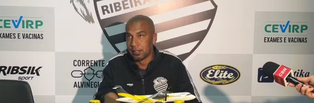 imagem da materia: Renato Peixe critica gramado, arbitragem e até iluminação