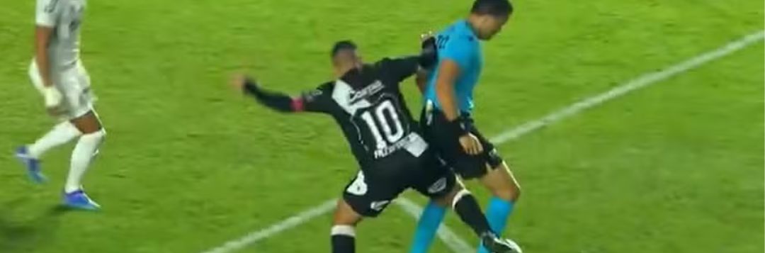 imagem da materia: Elvis deixa o campo indignado com a arbitragem após expulsão