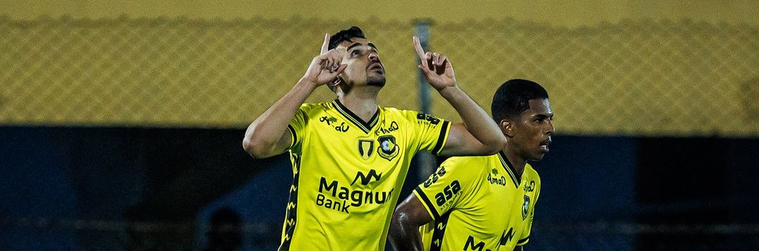 imagem da materia: Maycon Douglas comemora gol, mas pede
