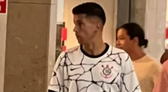 imagem da materia: João Cancelo aparece em shopping com camisa do Corinthians