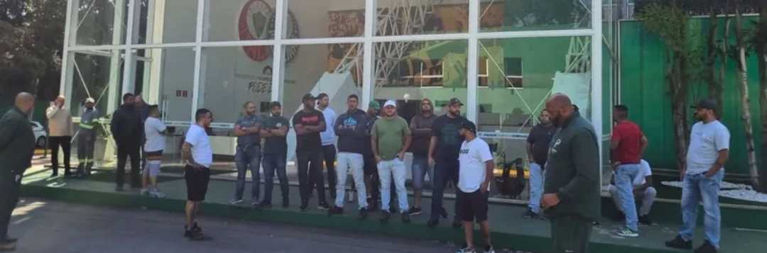 imagem da materia: Torcedores de organizada tentam invadir CT do Palmeiras