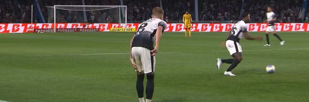 imagem da materia: Charles deixa campo com dores e preocupa Corinthians