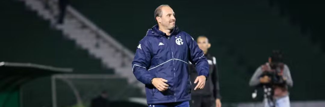 imagem da materia: Allan Aal tem dúvidas para definir time titular