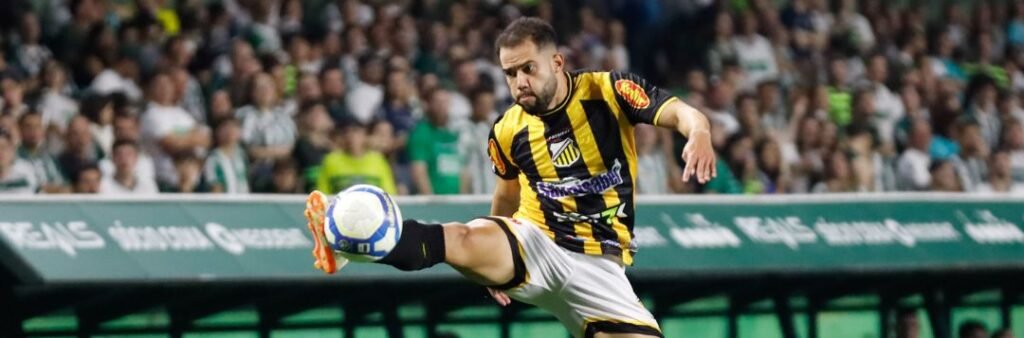 Jogador do Novorizontino dominando a bola.
