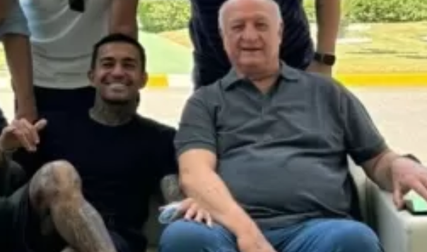 imagem da materia: Felipão visita Palmeiras e Dudu se declara ao ex-técnico