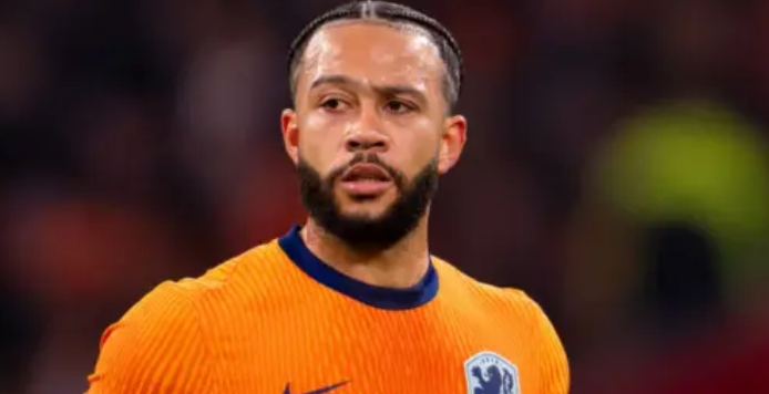 imagem da materia: Segundo jornalista, Memphis Depay causa incomodo interno