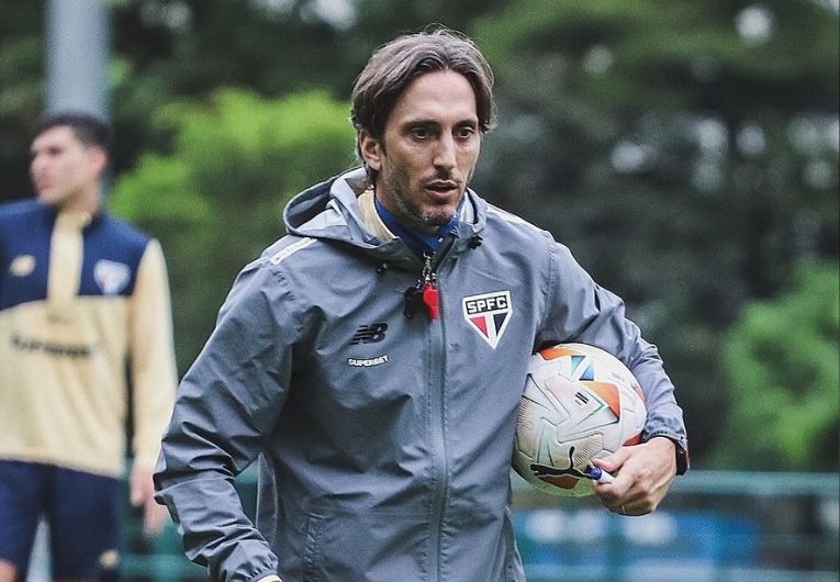 imagem da materia: Zubeldía convocou 13 jogadores da base para treino principal