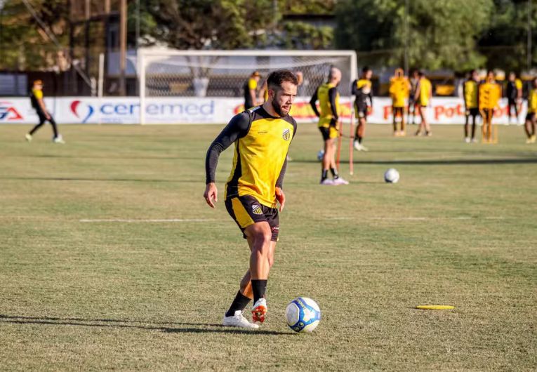 imagem da materia: Rodrigo Soares é o defensor com mais assistências na Série B