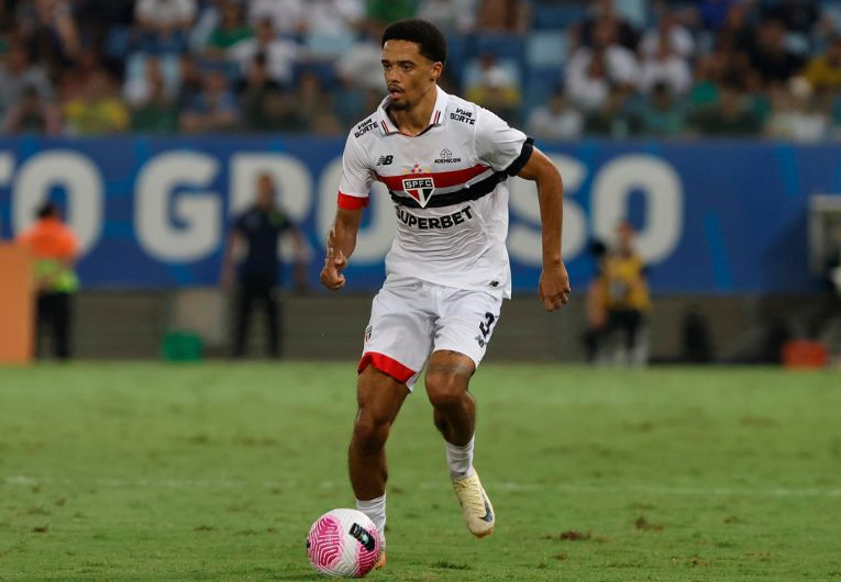 imagem da materia: Jamal Lewis faz estreia como titular na derrota do São Paulo