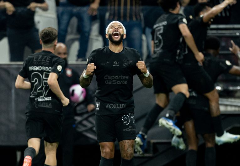 imagem da materia: Memphis marca, Corinthians vence e respira no Brasileirão