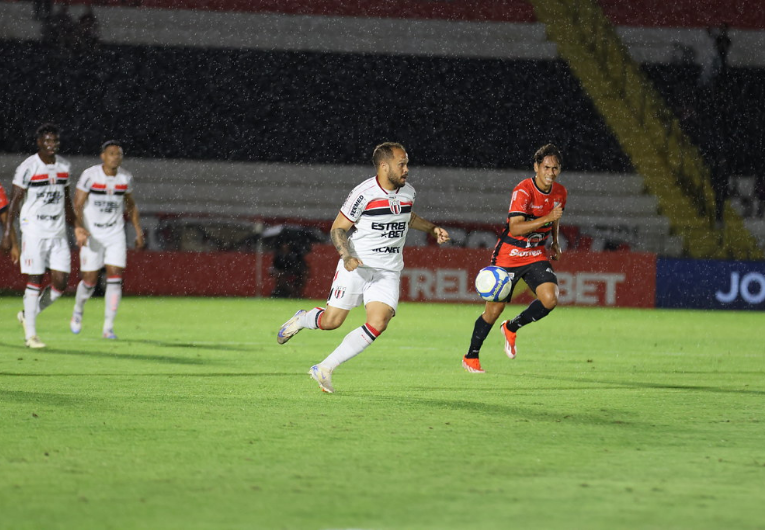 imagem da materia: Botafogo-SP retorna à zona de rebaixamento na Série B