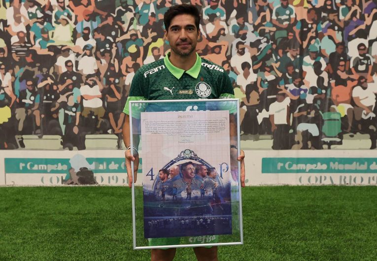 imagem da materia: Abel Ferreira é homenageado pelo Palmeiras
