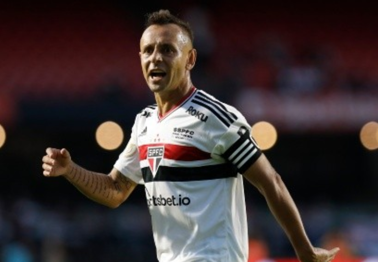 imagem da materia: Com propostas para ser auxiliar, Rafinha quer jogar em 2025