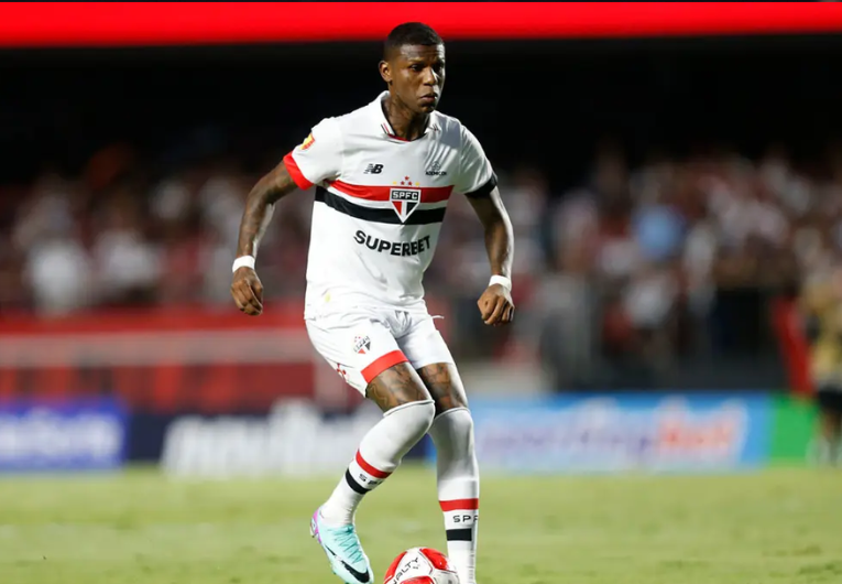 imagem da materia: Arboleda e André Silva recebem 3º cartão e não pegam o Vasco