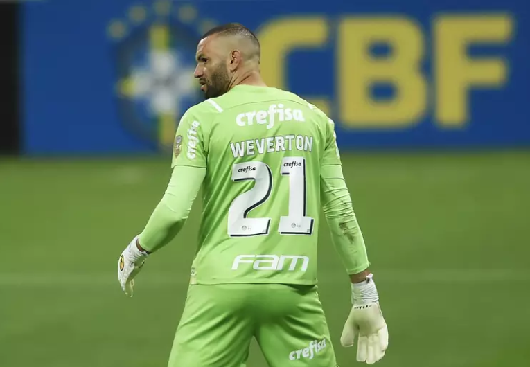 imagem da materia: Weverton tem fim de semana com convocação e marca histórica