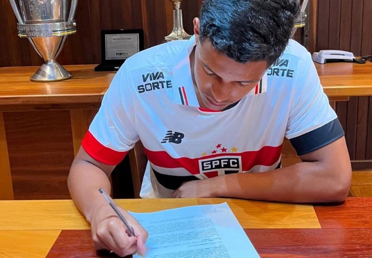 imagem da materia: São Paulo renova contrato com promessa Ryan Francisco