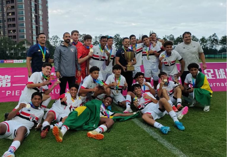 imagem da materia: São Paulo Sub-16 conquista a Hooray Cup