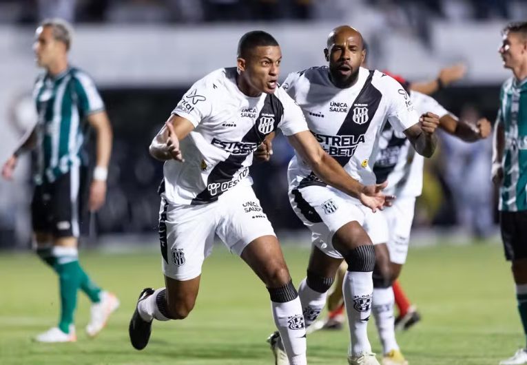 imagem da materia: Ponte Preta viaja com dúvidas na defesa