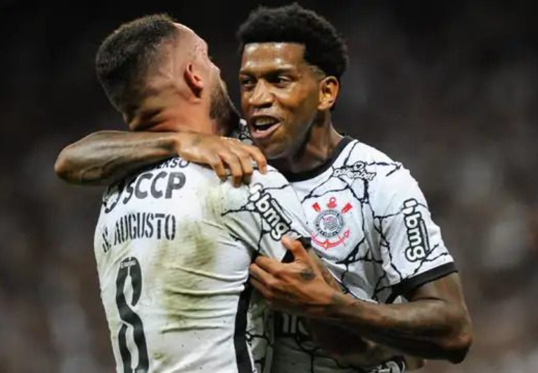 imagem da materia: Renato Augusto e Gil entram na justiça contra Corinthians