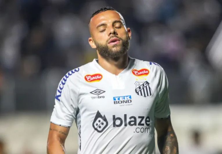 imagem da materia: Guilherme, que vive longa seca, acerta a trave três vezes