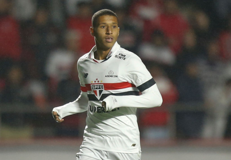 imagem da materia: São Paulo aguarda definição de Henrique Carmo para renovação