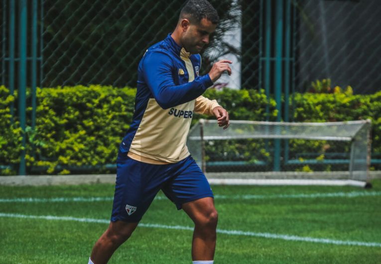 imagem da materia: Alisson avança em recuperação de lesão no tornozelo