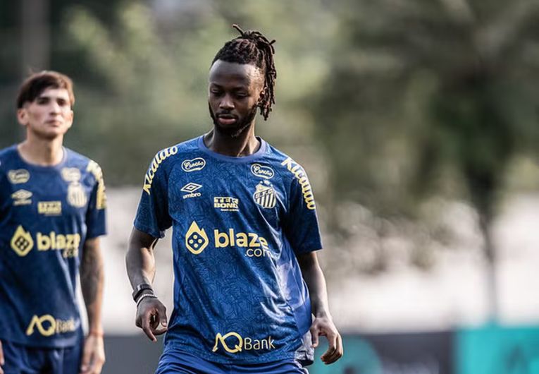 imagem da materia: Njie é relacionado e pode estrear pelo Santos