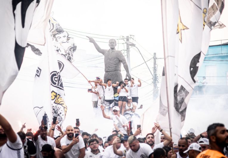 imagem da materia: Torcida do Santos prepara festa na chegada dos jogadores