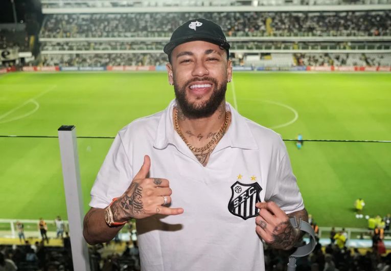 imagem da materia: Membro do conselho diz que Neymar voltará ao Santos em 2025