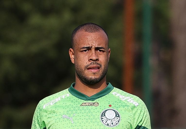 imagem da materia: Mayke comemora retorno após lesão na panturrilha