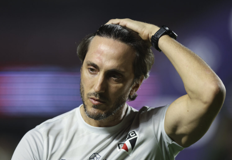 imagem da materia: Julio Casares fala sobre permanência de Zubeldia para 2025