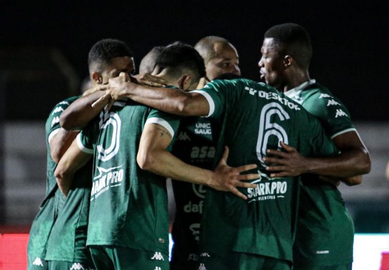 Jogadores do Guarani comemorando gol.