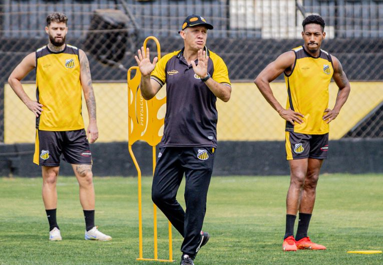 Eduardo Baptista em treino do Tigre.