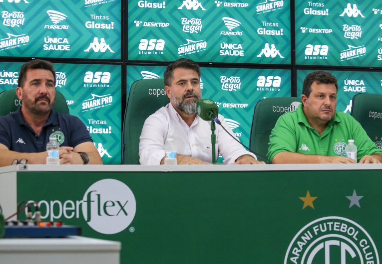 Ao centro, novo presidente do Guarani.