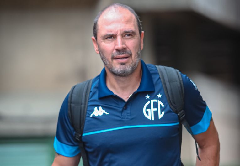 imagem da materia: Allan Aal sofre primeira goleada no comando do Guarani