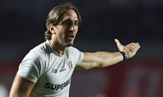 imagem da materia: Após vitória diante do Vasco, Zubeldia responde críticas