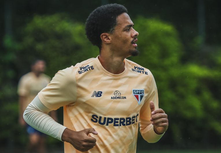 imagem da materia: Jamal Lewis é convocado pela Irlanda do Norte