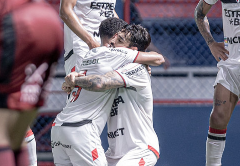 imagem da materia: Patrick Brey celebra gol decisivo em vitória do Botafogo-SP