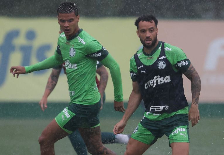 imagem da materia: Sob forte chuva, Palmeiras realiza mais treino