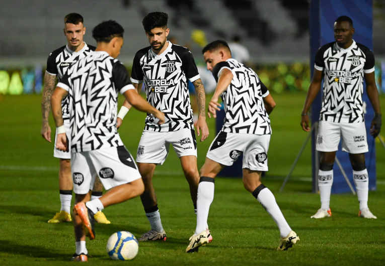 Ponte Preta seca adversários na luta contra o rebaixamento