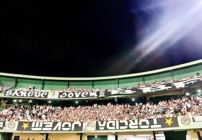 imagem da materia: Torcida organizada faz críticas à direção do Santos