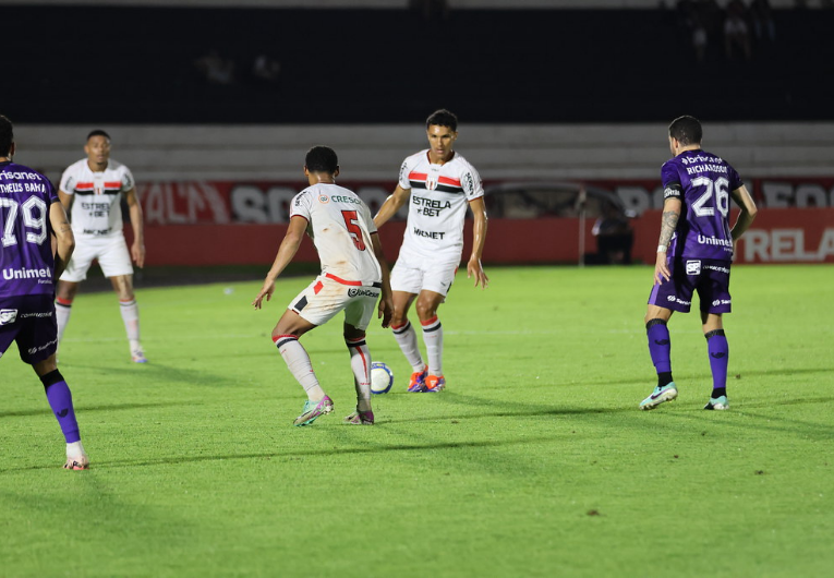 imagem da materia: Mesmo com derrota, Botafogo-SP reduz chance de queda