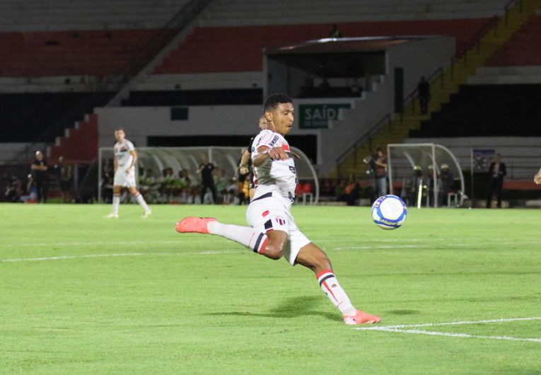 imagem da materia: Negueba encerra jejum de dois anos com gol pelo Botafogo-SP