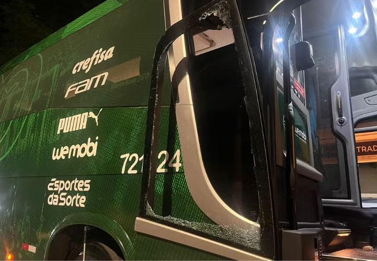 Ônibus do Palmeiras sofre ataque a caminho de premiação