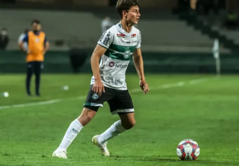 imagem da materia: São Paulo monitora Natanael, lateral-direito do Coritiba