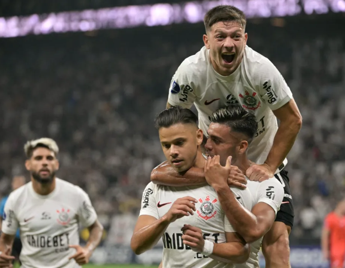imagem da materia: Trio do Corinthians entra em seleta lista