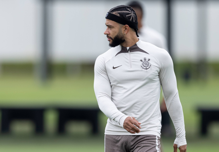 imagem da materia: Fora da convocação da Holanda, Memphis segue focado no Timão